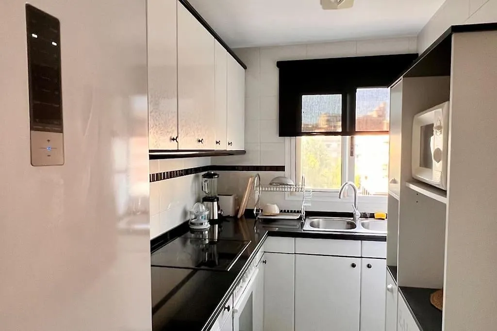 Apartment Your Coastal Retreat! Sea Views, Free Parking Tarragona